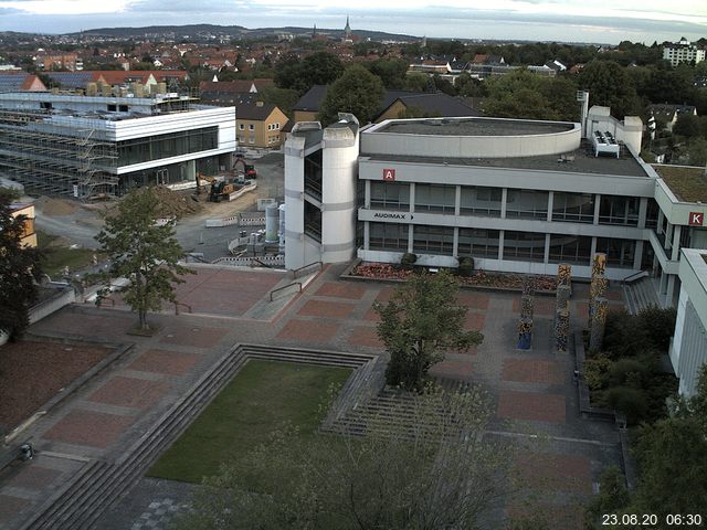 Foto der Webcam: Verwaltungsgebäude, Innenhof mit Audimax, Hörsaal-Gebäude 1