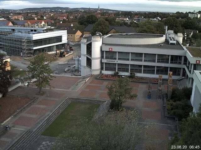 Foto der Webcam: Verwaltungsgebäude, Innenhof mit Audimax, Hörsaal-Gebäude 1