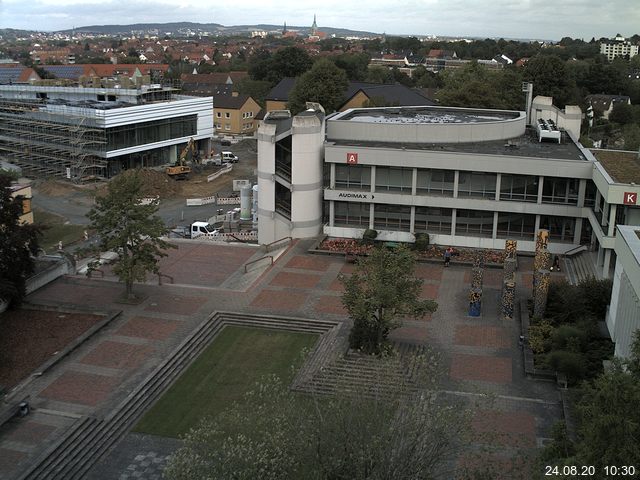 Foto der Webcam: Verwaltungsgebäude, Innenhof mit Audimax, Hörsaal-Gebäude 1