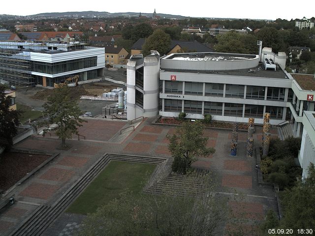 Foto der Webcam: Verwaltungsgebäude, Innenhof mit Audimax, Hörsaal-Gebäude 1