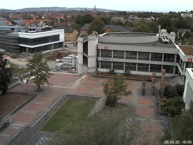 Foto der Webcam: Verwaltungsgebäude, Innenhof mit Audimax, Hörsaal-Gebäude 1