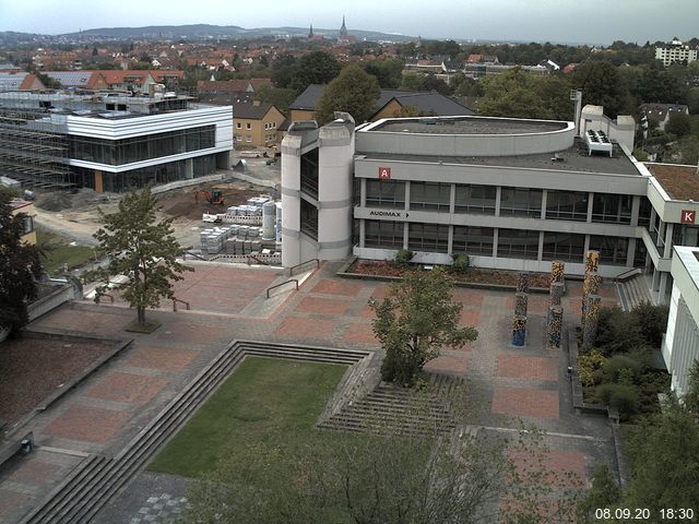 Foto der Webcam: Verwaltungsgebäude, Innenhof mit Audimax, Hörsaal-Gebäude 1