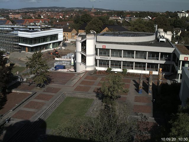 Foto der Webcam: Verwaltungsgebäude, Innenhof mit Audimax, Hörsaal-Gebäude 1