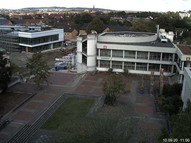 Foto der Webcam: Verwaltungsgebäude, Innenhof mit Audimax, Hörsaal-Gebäude 1