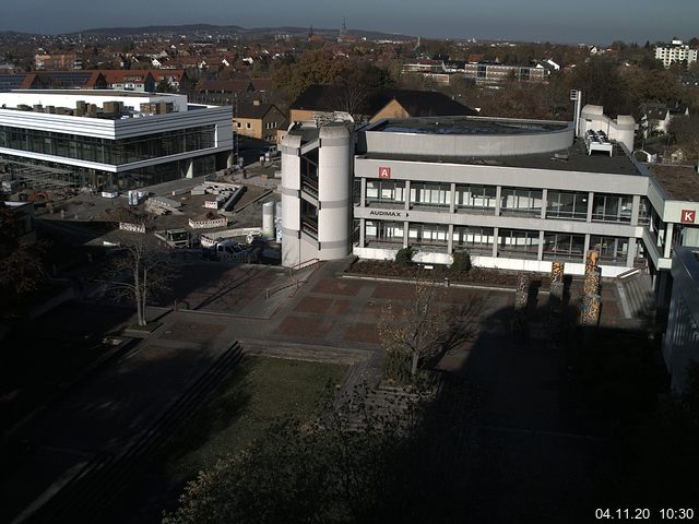 Foto der Webcam: Verwaltungsgebäude, Innenhof mit Audimax, Hörsaal-Gebäude 1