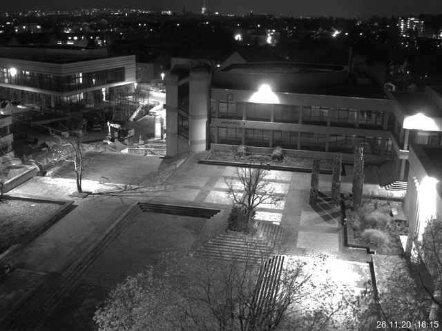 Foto der Webcam: Verwaltungsgebäude, Innenhof mit Audimax, Hörsaal-Gebäude 1