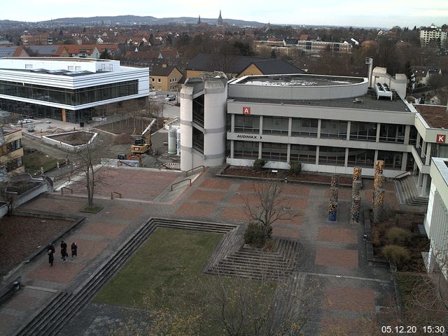 Foto der Webcam: Verwaltungsgebäude, Innenhof mit Audimax, Hörsaal-Gebäude 1