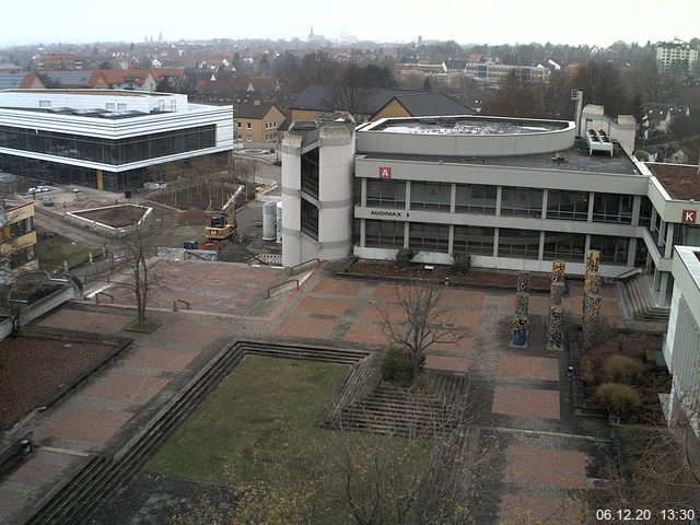 Foto der Webcam: Verwaltungsgebäude, Innenhof mit Audimax, Hörsaal-Gebäude 1