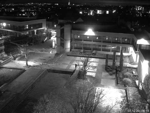 Foto der Webcam: Verwaltungsgebäude, Innenhof mit Audimax, Hörsaal-Gebäude 1