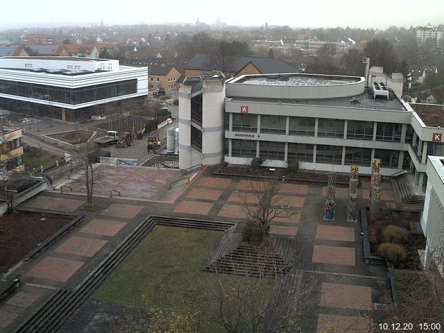 Foto der Webcam: Verwaltungsgebäude, Innenhof mit Audimax, Hörsaal-Gebäude 1