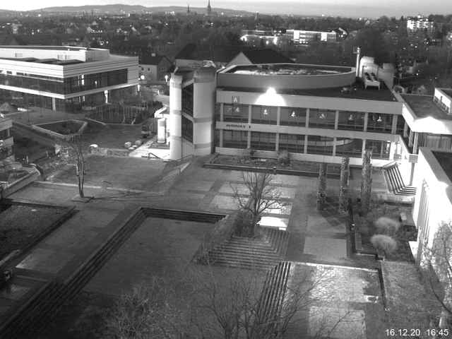 Foto der Webcam: Verwaltungsgebäude, Innenhof mit Audimax, Hörsaal-Gebäude 1