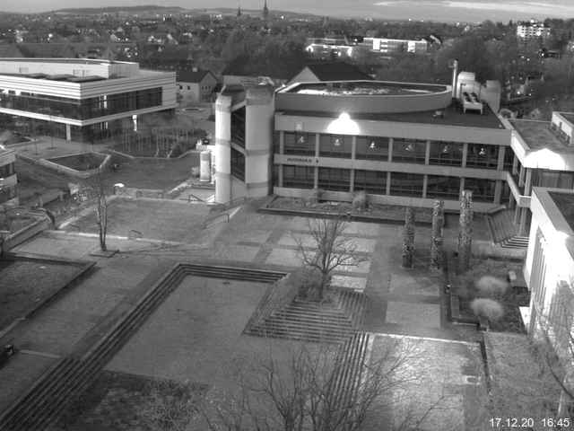 Foto der Webcam: Verwaltungsgebäude, Innenhof mit Audimax, Hörsaal-Gebäude 1