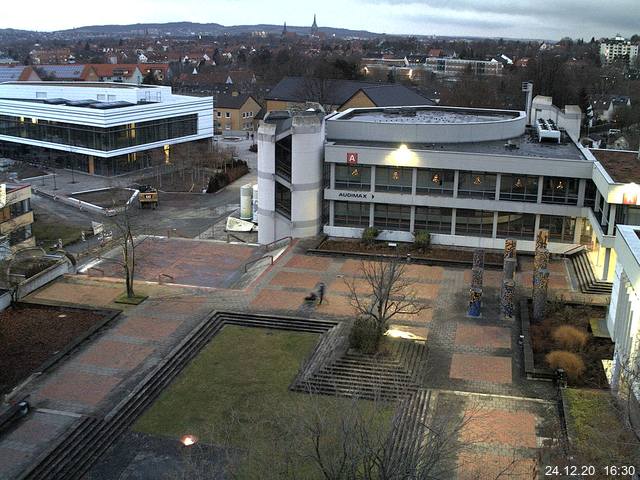 Foto der Webcam: Verwaltungsgebäude, Innenhof mit Audimax, Hörsaal-Gebäude 1