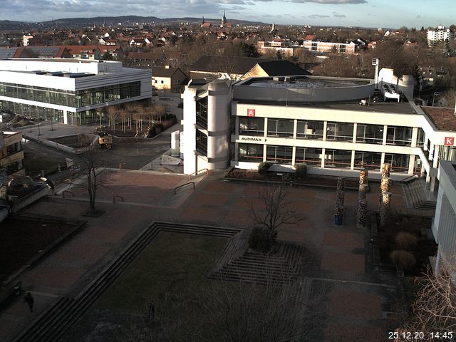 Foto der Webcam: Verwaltungsgebäude, Innenhof mit Audimax, Hörsaal-Gebäude 1