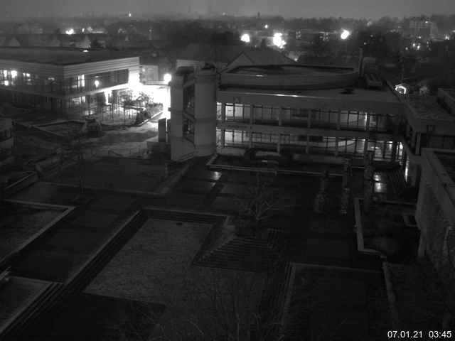 Foto der Webcam: Verwaltungsgebäude, Innenhof mit Audimax, Hörsaal-Gebäude 1