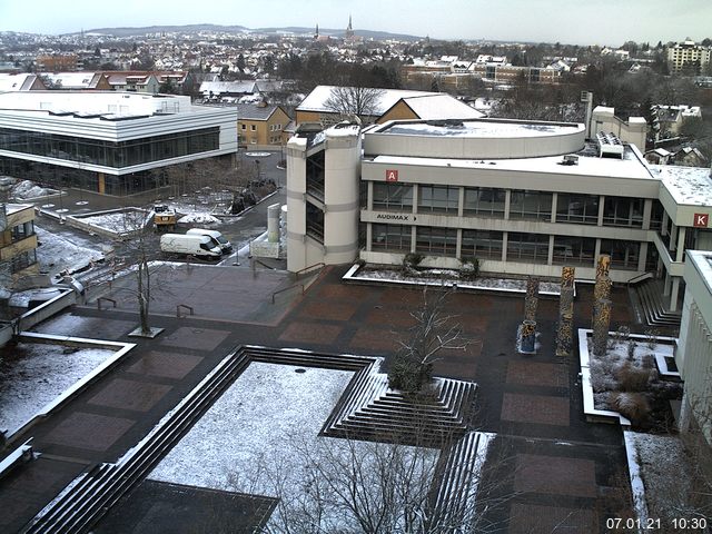 Foto der Webcam: Verwaltungsgebäude, Innenhof mit Audimax, Hörsaal-Gebäude 1