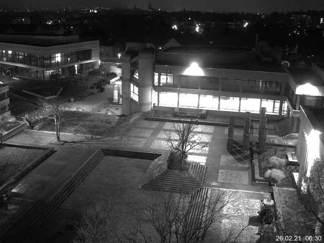 Foto der Webcam: Verwaltungsgebäude, Innenhof mit Audimax, Hörsaal-Gebäude 1