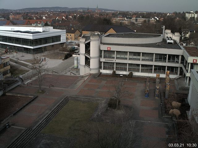 Foto der Webcam: Verwaltungsgebäude, Innenhof mit Audimax, Hörsaal-Gebäude 1