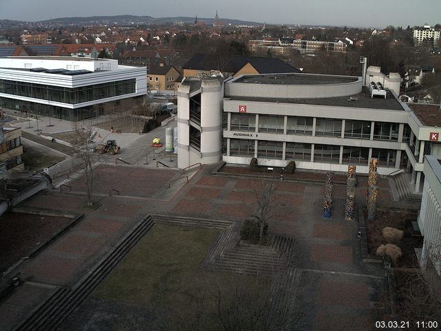 Foto der Webcam: Verwaltungsgebäude, Innenhof mit Audimax, Hörsaal-Gebäude 1