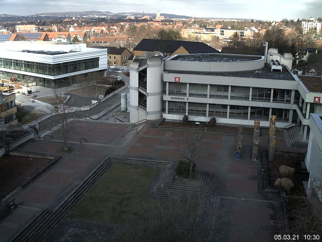 Foto der Webcam: Verwaltungsgebäude, Innenhof mit Audimax, Hörsaal-Gebäude 1