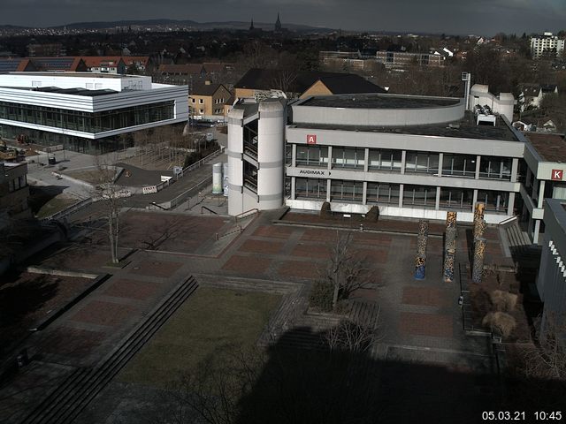 Foto der Webcam: Verwaltungsgebäude, Innenhof mit Audimax, Hörsaal-Gebäude 1