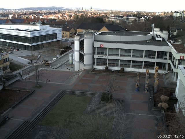 Foto der Webcam: Verwaltungsgebäude, Innenhof mit Audimax, Hörsaal-Gebäude 1