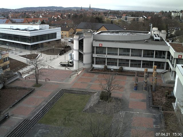 Foto der Webcam: Verwaltungsgebäude, Innenhof mit Audimax, Hörsaal-Gebäude 1