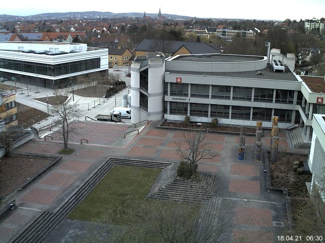 Foto der Webcam: Verwaltungsgebäude, Innenhof mit Audimax, Hörsaal-Gebäude 1