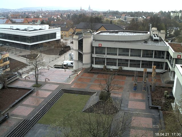 Foto der Webcam: Verwaltungsgebäude, Innenhof mit Audimax, Hörsaal-Gebäude 1