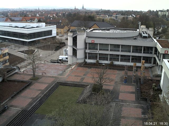 Foto der Webcam: Verwaltungsgebäude, Innenhof mit Audimax, Hörsaal-Gebäude 1