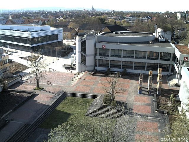 Foto der Webcam: Verwaltungsgebäude, Innenhof mit Audimax, Hörsaal-Gebäude 1