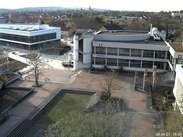 Foto der Webcam: Verwaltungsgebäude, Innenhof mit Audimax, Hörsaal-Gebäude 1