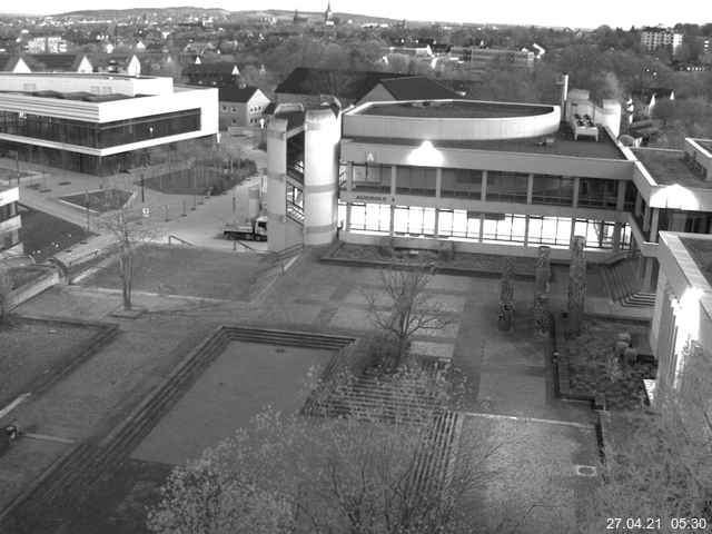 Foto der Webcam: Verwaltungsgebäude, Innenhof mit Audimax, Hörsaal-Gebäude 1