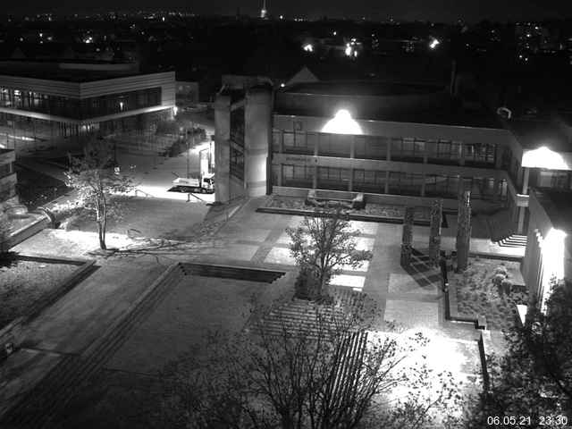 Foto der Webcam: Verwaltungsgebäude, Innenhof mit Audimax, Hörsaal-Gebäude 1