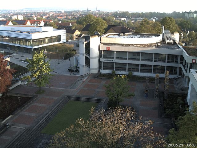 Foto der Webcam: Verwaltungsgebäude, Innenhof mit Audimax, Hörsaal-Gebäude 1