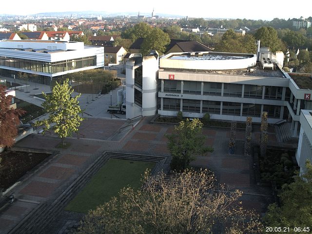 Foto der Webcam: Verwaltungsgebäude, Innenhof mit Audimax, Hörsaal-Gebäude 1