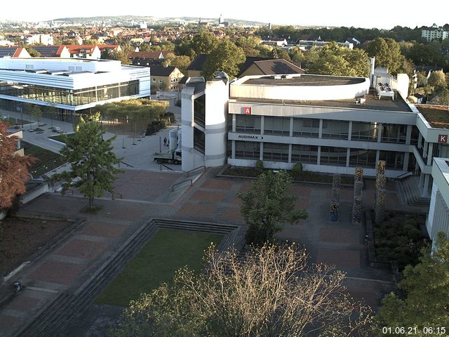 Foto der Webcam: Verwaltungsgebäude, Innenhof mit Audimax, Hörsaal-Gebäude 1