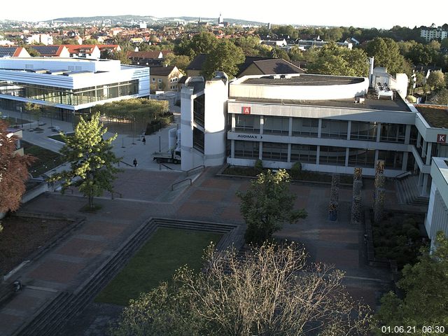 Foto der Webcam: Verwaltungsgebäude, Innenhof mit Audimax, Hörsaal-Gebäude 1