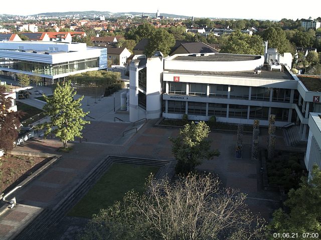 Foto der Webcam: Verwaltungsgebäude, Innenhof mit Audimax, Hörsaal-Gebäude 1