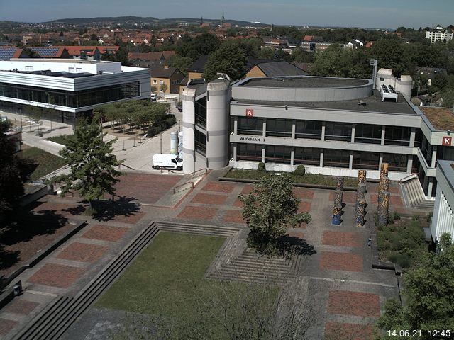 Foto der Webcam: Verwaltungsgebäude, Innenhof mit Audimax, Hörsaal-Gebäude 1