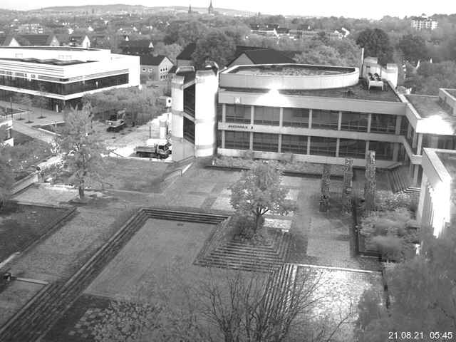 Foto der Webcam: Verwaltungsgebäude, Innenhof mit Audimax, Hörsaal-Gebäude 1