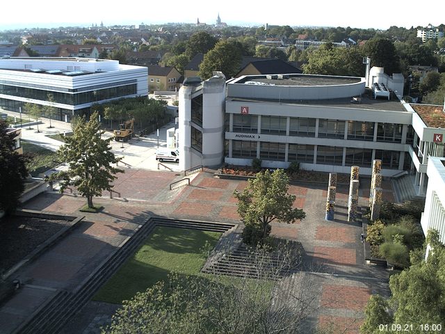 Foto der Webcam: Verwaltungsgebäude, Innenhof mit Audimax, Hörsaal-Gebäude 1