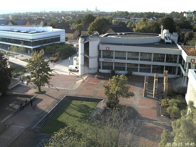 Foto der Webcam: Verwaltungsgebäude, Innenhof mit Audimax, Hörsaal-Gebäude 1