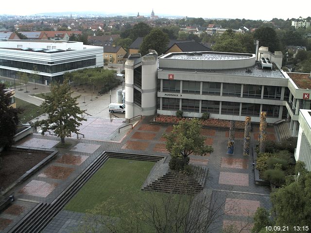 Foto der Webcam: Verwaltungsgebäude, Innenhof mit Audimax, Hörsaal-Gebäude 1