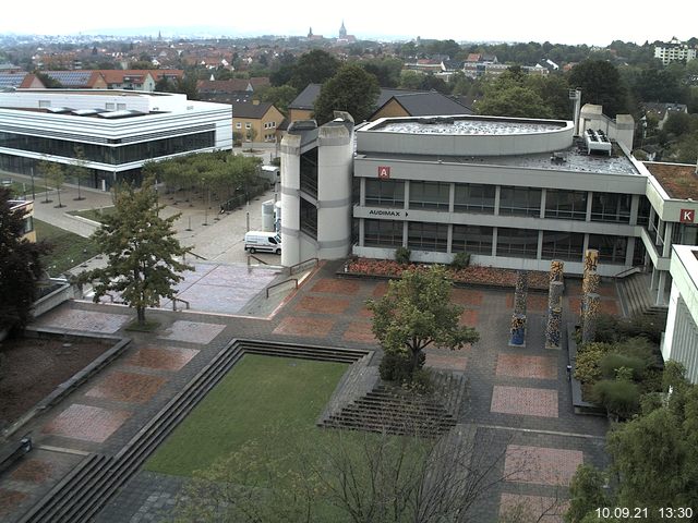 Foto der Webcam: Verwaltungsgebäude, Innenhof mit Audimax, Hörsaal-Gebäude 1