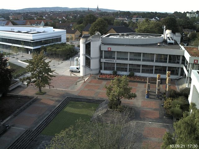 Foto der Webcam: Verwaltungsgebäude, Innenhof mit Audimax, Hörsaal-Gebäude 1