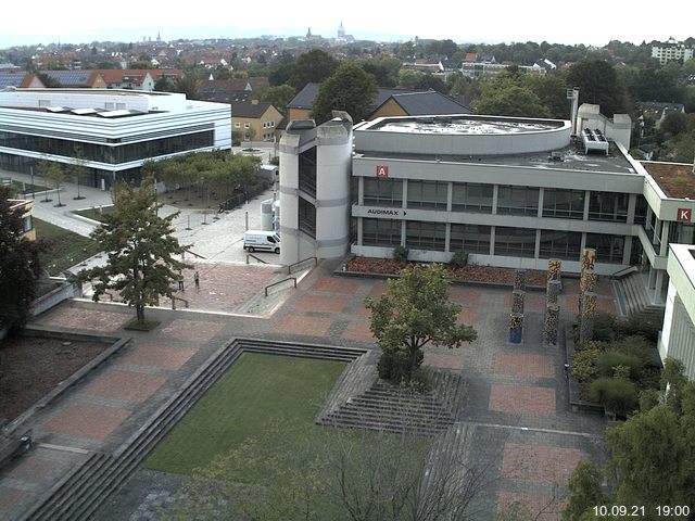 Foto der Webcam: Verwaltungsgebäude, Innenhof mit Audimax, Hörsaal-Gebäude 1