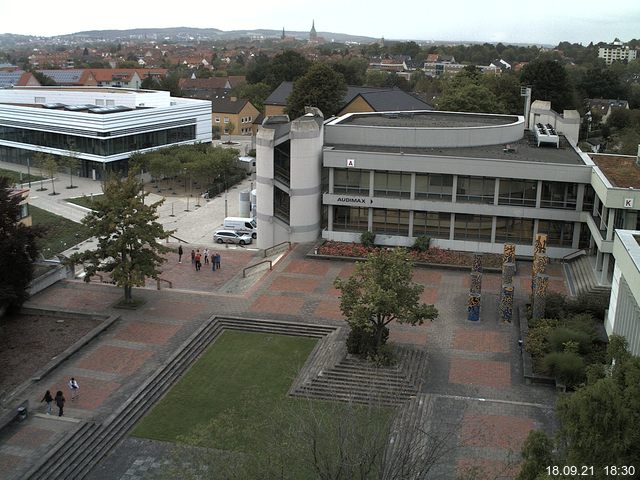 Foto der Webcam: Verwaltungsgebäude, Innenhof mit Audimax, Hörsaal-Gebäude 1