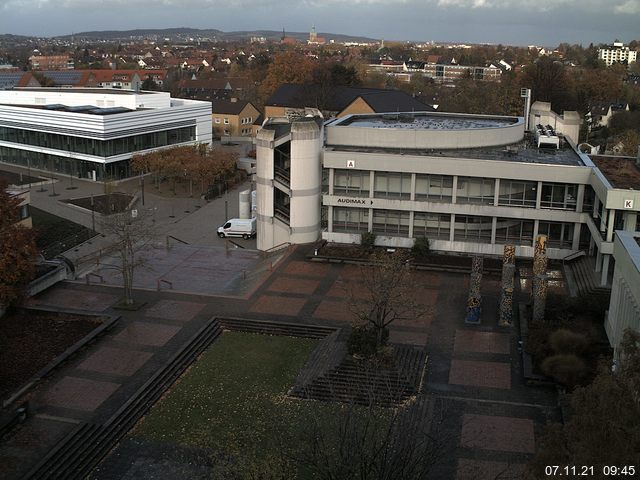 Foto der Webcam: Verwaltungsgebäude, Innenhof mit Audimax, Hörsaal-Gebäude 1