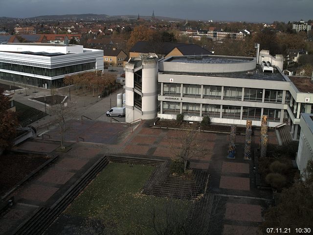 Foto der Webcam: Verwaltungsgebäude, Innenhof mit Audimax, Hörsaal-Gebäude 1